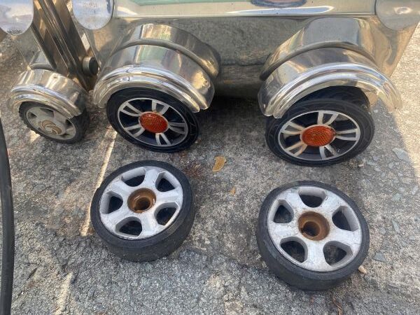 bánh xe cổng xếp chạy điện tại đồng xoài