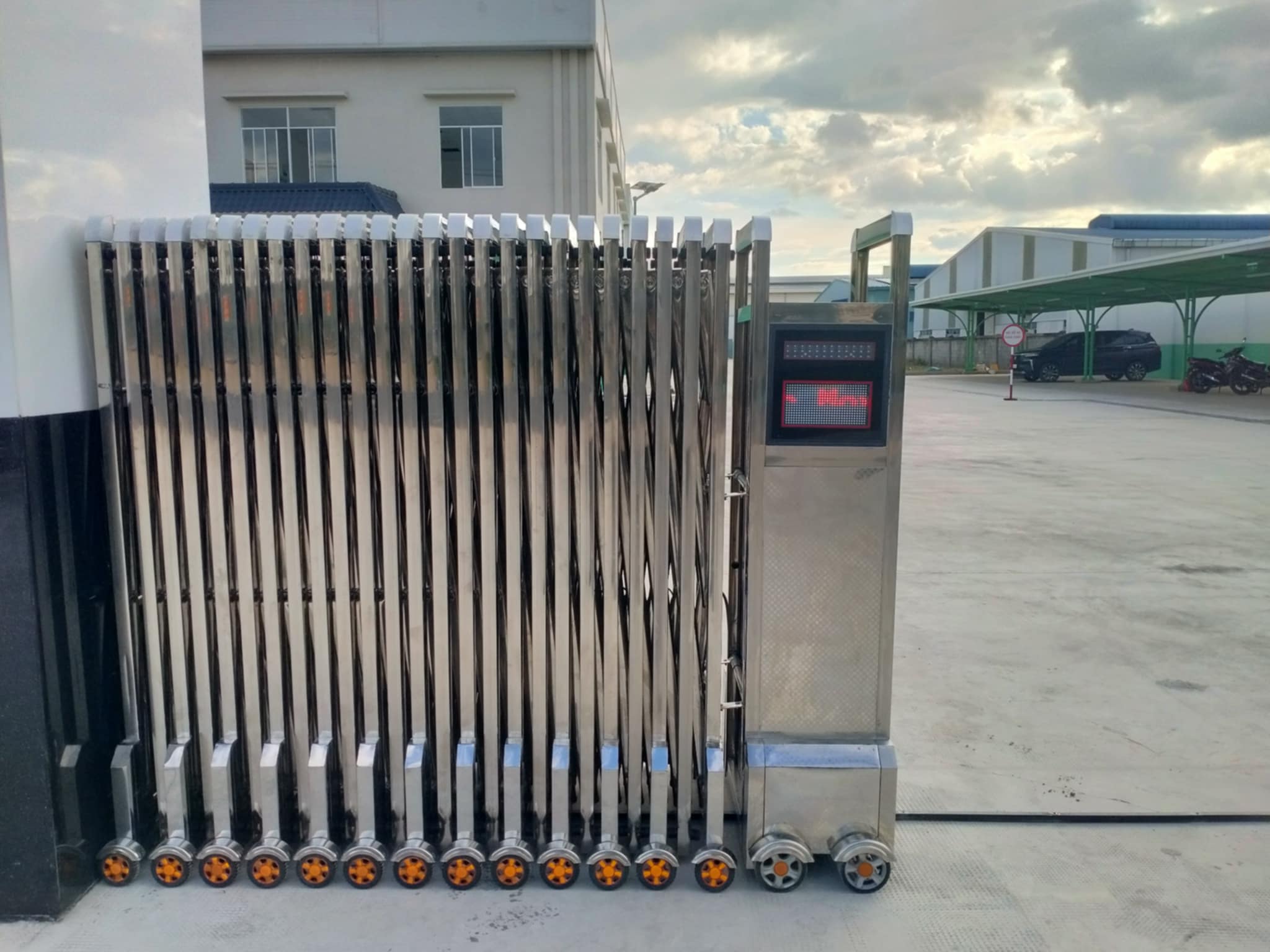cổng xếp inox chạy điện tại đồng xoài