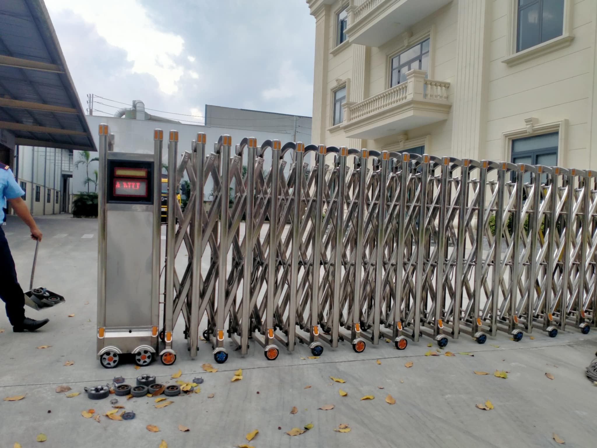 sửa cổng xếp chạy điện tại đồng xoài