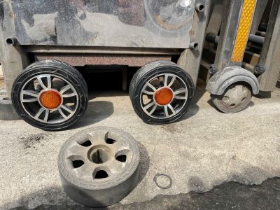 thay bánh xe cổng xếp tại kcn mỹ phước