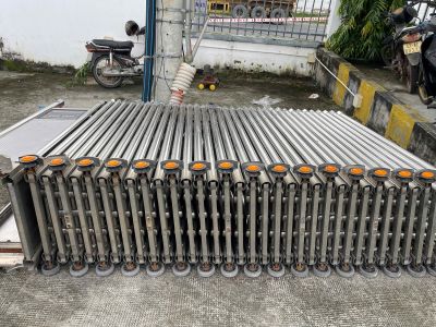 thay bánh xe cổng xếp tại kcn sóng thần