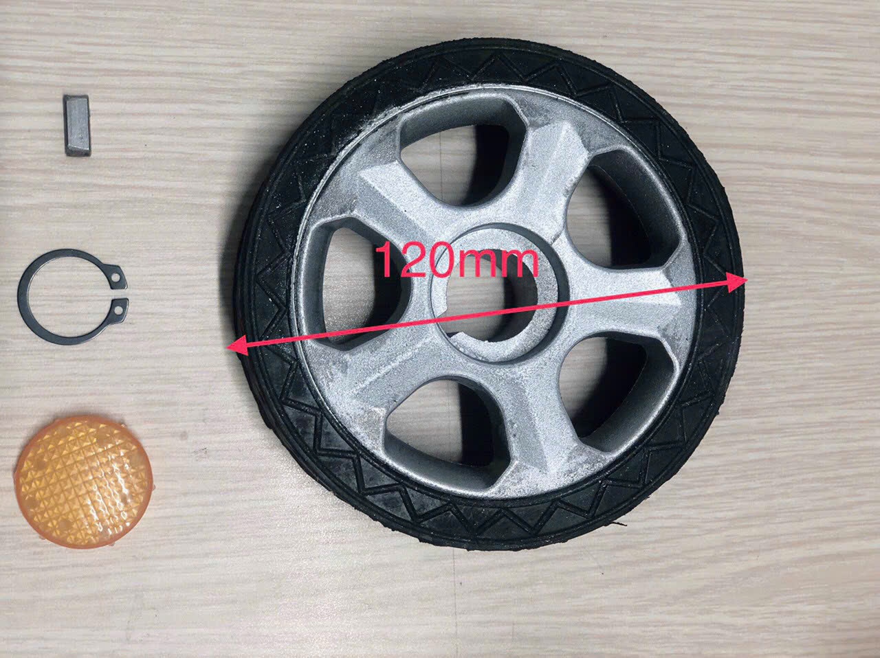 bánh xe cổng xếp ở đồng nai