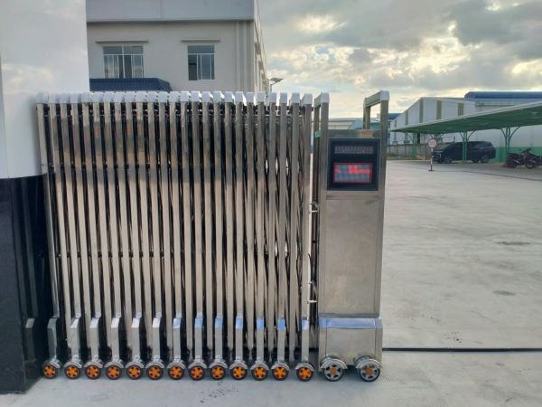 lắp đặt cổng xếp inox chạy điện