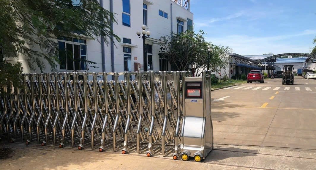 lắp đặt cổng xếp inox tại tây ninh