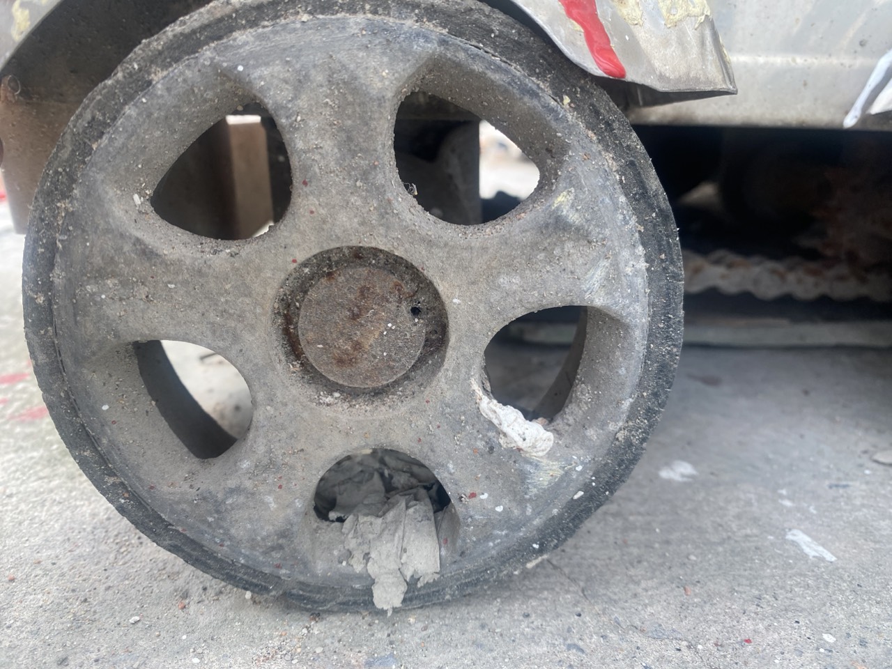 thay bánh xe cổng xếp tại bình dương