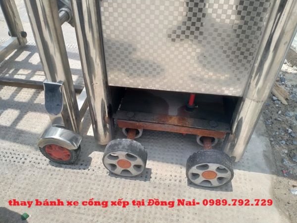 thay bánh xe cổng xếp tại đồng nai