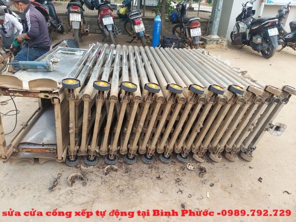 thay bánh xe cổng xếp tại bình phước