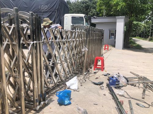 sửa cổng xếp inox tại tân uyên