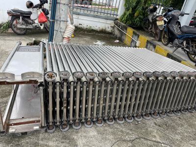 thay bánh xe cổng xếp kcn hòa mạc