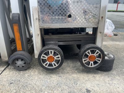 thay bánh xe cổng xếp tại bình lục