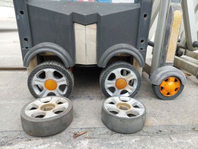 thay bánh xe cổng xếp tại lý nhân
