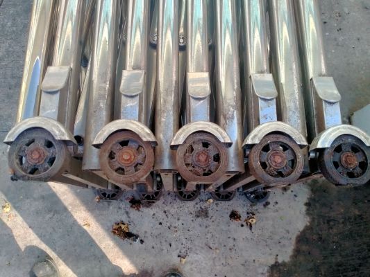 thay bánh xe cổng xếp tại phủ lý